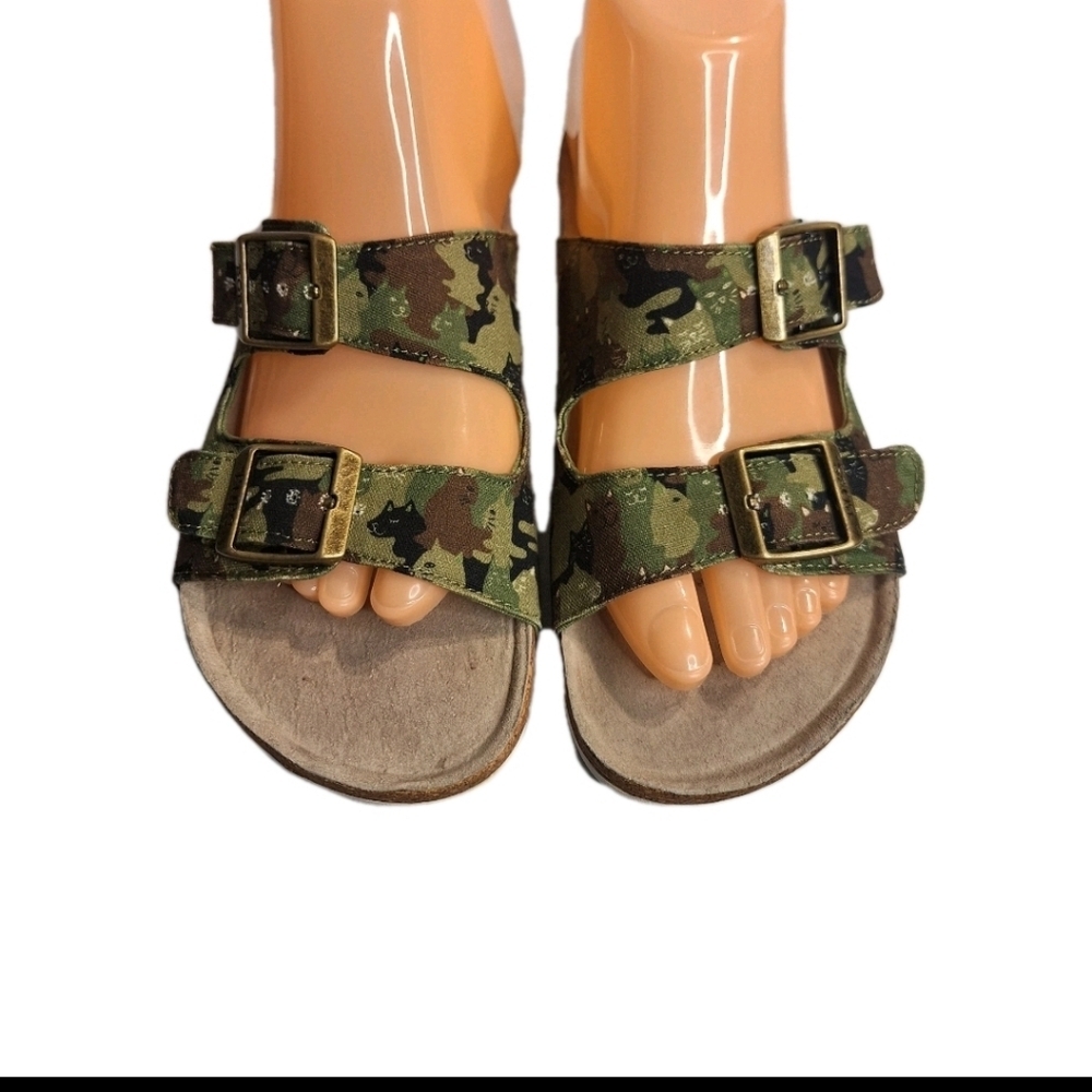 BOBS from Skechers  Memory Foam Insole Camouflage Print Women's Sandals. Size 6